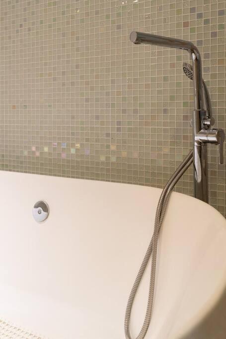 The Rixx Stylish In D1 At Ben Thanh With Netflix Pool Bathtub Apartment Ho Chi Minh City